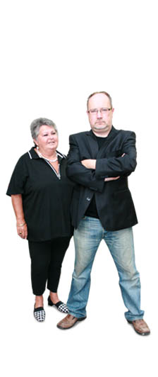 Spieler der Theatergruppe Hinterbrühl eine Frau steht hinter einem Mann mit verschränkten Armen