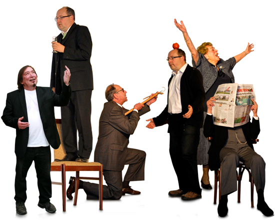 Spieler der Theatergruppe Hinterbrühl am Boden kniehend mit Kleiderhaken als Pfeil und Bogen